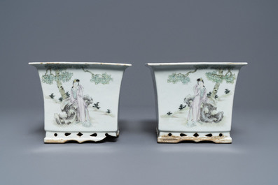 A pair of square Chinese qianjiang cai jardini&egrave;res on stands, 19/20th C.