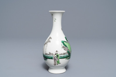 Een Chinese famille verte 'anhua' kom en een flesvormige vaas, Kangxi merk, 19e eeuw