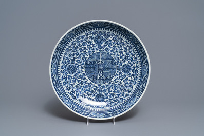 Un plat en porcelaine de Chine bleu et blanc et deux bols en famille rose, 19&egrave;me