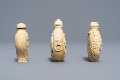 Trois tabati&egrave;res en ivoire sculpt&eacute;, Chine, 19&egrave;me