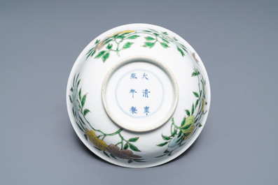 Un bol 'anhua' et un vase en porcelaine de Chine famille verte, marque de Kangxi, 19&egrave;me