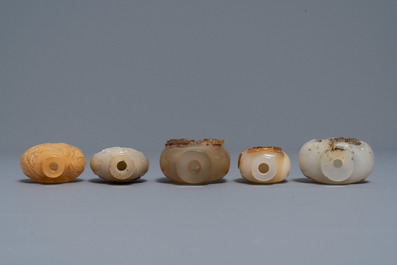 Ten Chinese carved agate snuff bottles, 19/20th C.