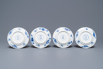 Quatre assiettes en porcelaine de Chine bleu et blanc, marque et &eacute;poque de Kangxi