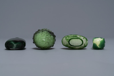 Seven Chinese green overlay snowflake and moulded green glass snuff bottles, 19/20th C.
