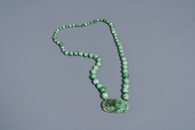 Un collier et une paire de boucles en jade, or et pierres pr&eacute;cieuses, Chine, 20&egrave;me