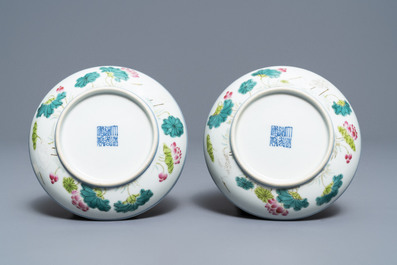 Een paar Chinese famillle rose schotels met kraanvogels, Daoguang merk en periode