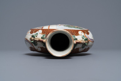 Un vase de forme gourde 'moonflask' en porcelaine de Chine famille rose &agrave; d&eacute;cor mandarin, Qianlong/Jiaqing