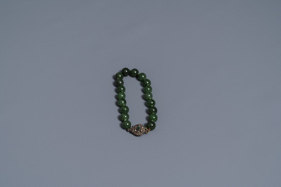Deux colliers et un bracelet en jade vert &eacute;pinards, Chine, 20&egrave;me