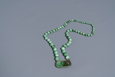 Un collier et une paire de boucles en jade, or et pierres pr&eacute;cieuses, Chine, 20&egrave;me