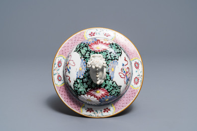 Un vase couvert en porcelaine de Chine famille rose, Yongzheng