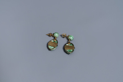 A Chinese necklace with pendant and a pair of gemstone-inset earrings in jade and gold, 20th C.