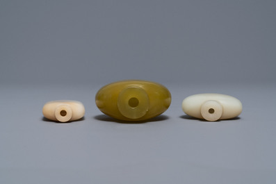 Three Chinese jade snuff bottles, 18/19th C.