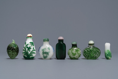 Seven Chinese green overlay snowflake and moulded green glass snuff bottles, 19/20th C.