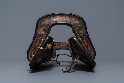 A Japanese painted and lacquered wooden saddle, Edo/Meiji, 18/19th C.