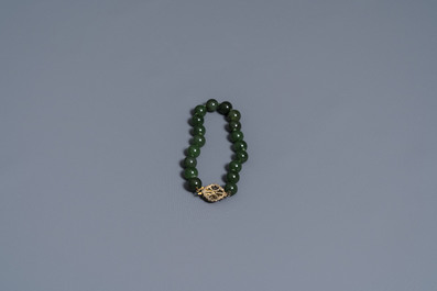 Twee Chinese colliers en een armband met spinaziegroene jade kralen, 20e eeuw