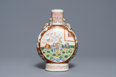 Un vase de forme gourde 'moonflask' en porcelaine de Chine famille rose &agrave; d&eacute;cor mandarin, Qianlong/Jiaqing