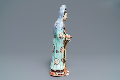 Une figure de Guanyin debout en porcelaine de Chine, Qianlong