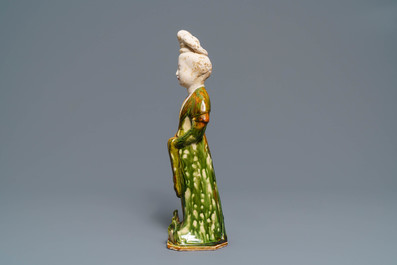 Een Chinees sancai geglazuurd aardewerken model van een hofdame, Tang