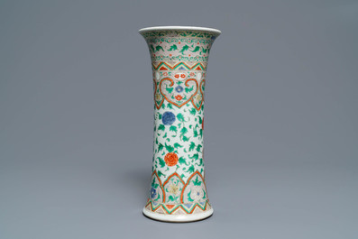 Un vase de type 'gu' en porcelaine de Chine famille verte, Kangxi
