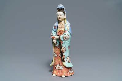 Een Chinese famille rose figuur van een staande Guanyin, Qianlong