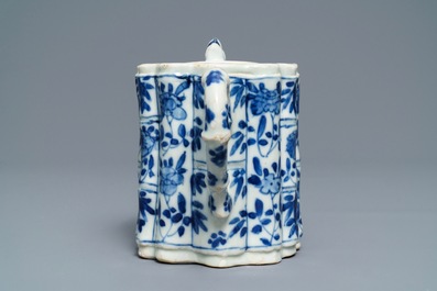 Une th&eacute;i&egrave;re couverte en forme de bambou en porcelaine de Chine bleu et blanc, Kangxi
