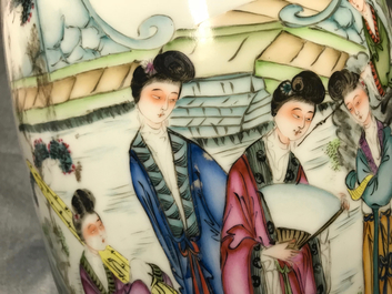 Een Chinese famille rose vaas met tweezijdig decor, 19/20e eeuw