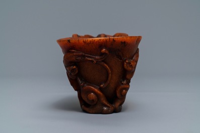 Une coupe libatoire en corne de rhinoc&eacute;ros, Ming/Qing
