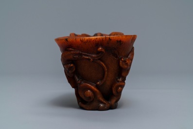 Een Chinese 'libation cup' in neushoornhoorn, Ming/Qing