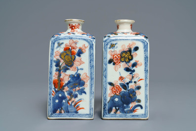 Une paire de bo&icirc;tes &agrave; th&eacute; en porcelaine de Chine de style Imari, Kangxi