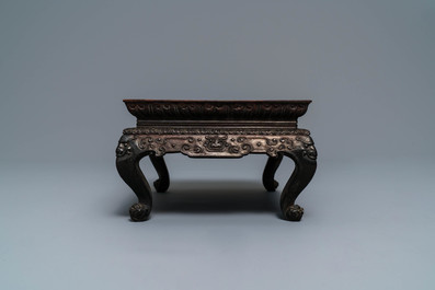 Un socle en bois sculpt&eacute; et mont&eacute; d'une plaque en porcelaine de Chine famille rose, 19&egrave;me