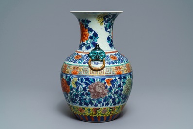 Un vase en porcelaine de Chine doucai &agrave; d&eacute;cor de pivoines, 19&egrave;me