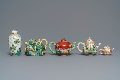 Vier Chinese famille rose, verte en Imari-stijl theepotten en een theebus, Kangxi en later