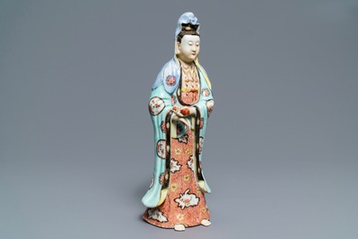 Une figure de Guanyin debout en porcelaine de Chine, Qianlong