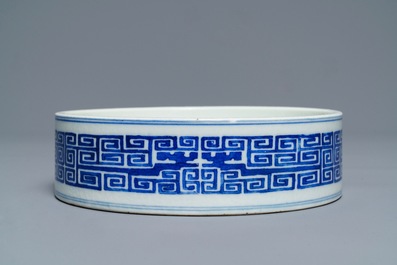 Een Chinese blauw-witte penselenwasser met archa&iuml;sch decor, Guangxu merk, 19/20e eeuw