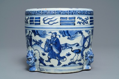 Een grote Chinese blauw-witte wierookbrander met de acht onsterfelijken, Wanli