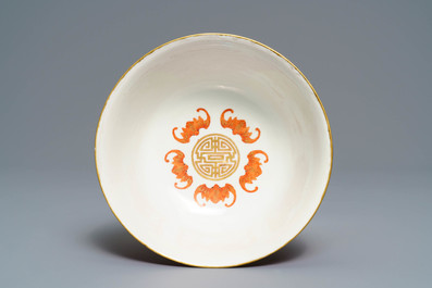 Un bol en porcelaine de Chine &agrave; fond rouge rubis, marque et &eacute;poque de Guangxu
