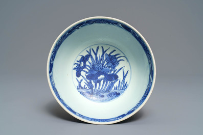 Un bol en porcelaine de Chine bleu et blanc, marque Shen De Tang Bo Gu Zhi, &eacute;poque Transition