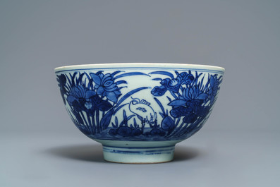 Een Chinese blauw-witte kom met kraanvogels bij een vijver, Shen De Tang Bo Gu Zhi merk, Transitie periode