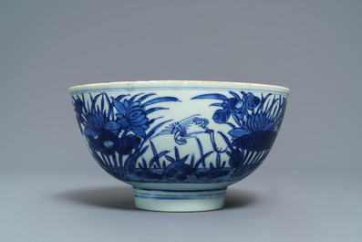 Een Chinese blauw-witte kom met kraanvogels bij een vijver, Shen De Tang Bo Gu Zhi merk, Transitie periode