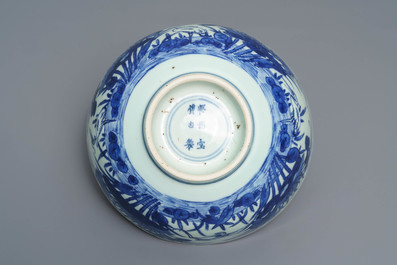 Un bol en porcelaine de Chine bleu et blanc, marque Shen De Tang Bo Gu Zhi, &eacute;poque Transition