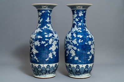 Een paar grote Chinese blauw-witte vazen met prunusbloesems, 19e eeuw