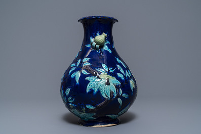 Een Chinese fahua vaas met reli&euml;fdecor, 19e eeuw