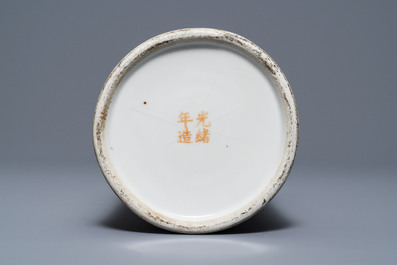 Een Chinese qianjiang cai hoedensteun, gesign. Zhang Ziying, begin 20e eeuw