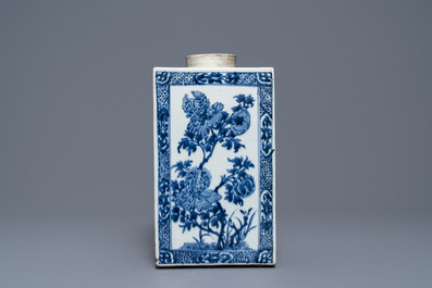 Een grote vierkante Chinese blauw-witte theebus met floraal decor, Kangxi