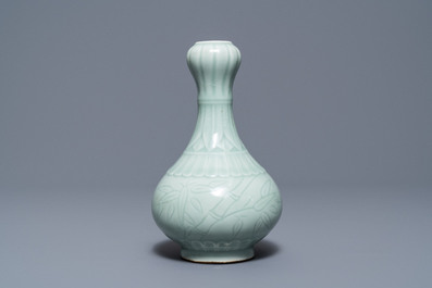 Trois vases en porcelaine de Chine c&eacute;ladon monochrome, marques de Yongzheng et Qianlong, 19/20&egrave;me