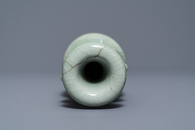 Drie Chinese monochrome celadon vazen, Yongzheng en Qianlong merken, 19/20e eeuw