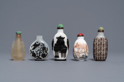 Twelve various Chinese snuff bottles, 20th C.