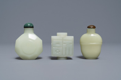 Drie Chinese celadon jade snuifflessen, 19e eeuw