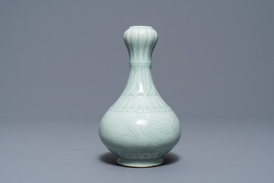 Trois vases en porcelaine de Chine c&eacute;ladon monochrome, marques de Yongzheng et Qianlong, 19/20&egrave;me