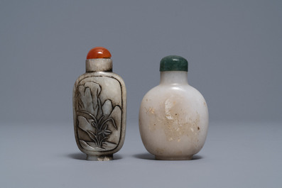 Drie Chinese snuifflessen in wit-zwarte en grijze jade, 19/20e eeuw
